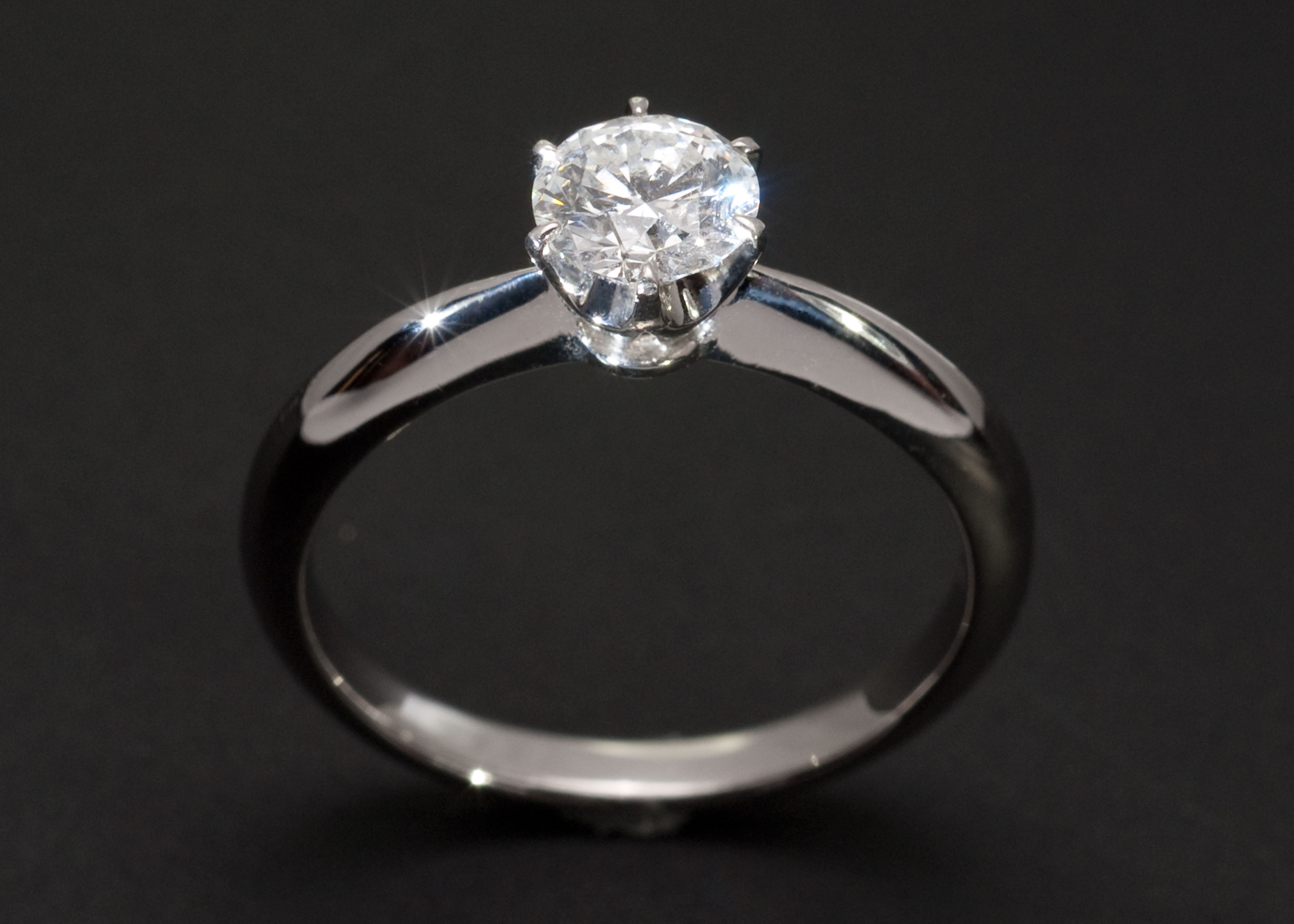 ダイヤモンドの指輪 物撮り写真の無料素材集