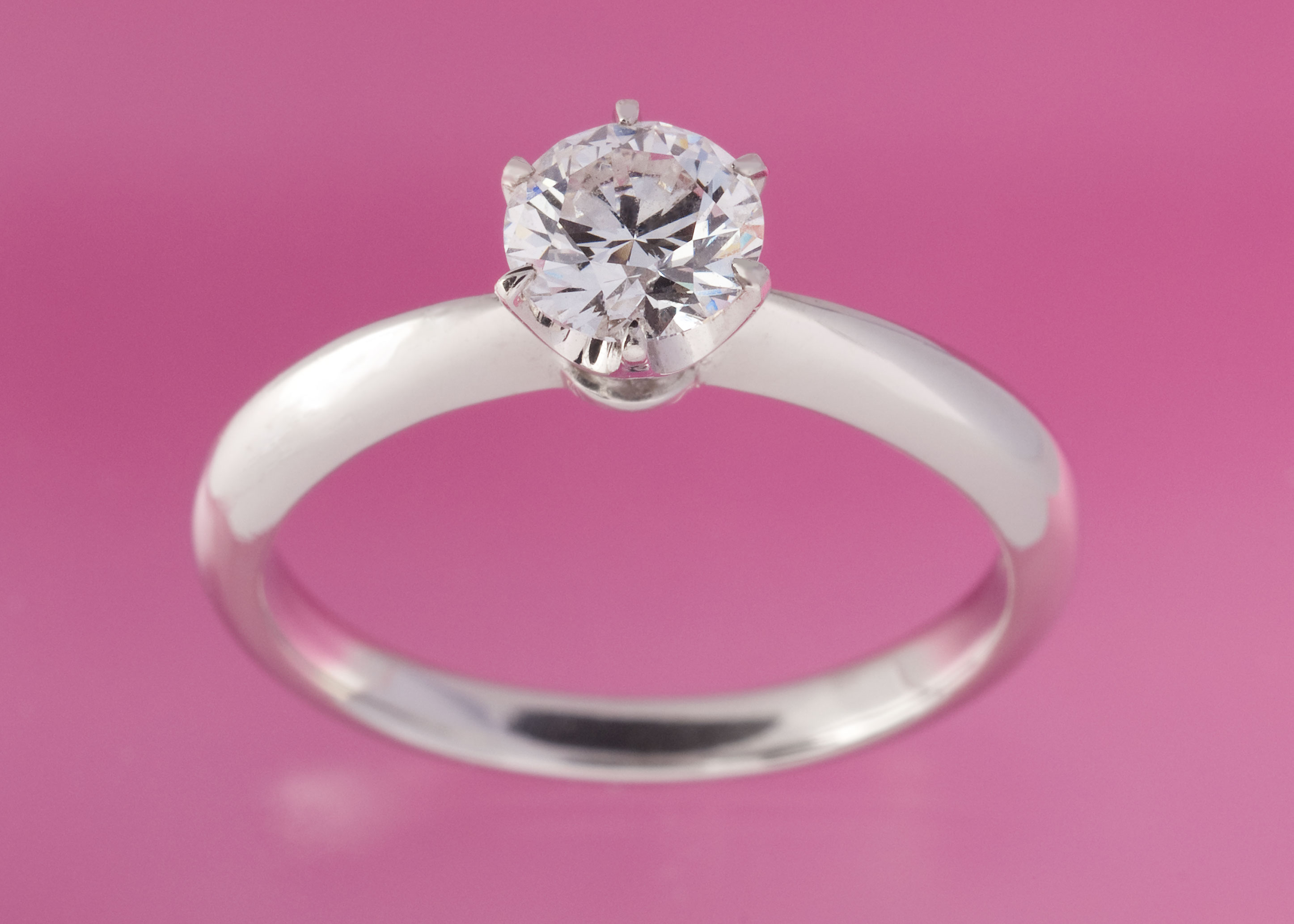 ダイヤモンドの指輪 物撮り写真の無料素材集
