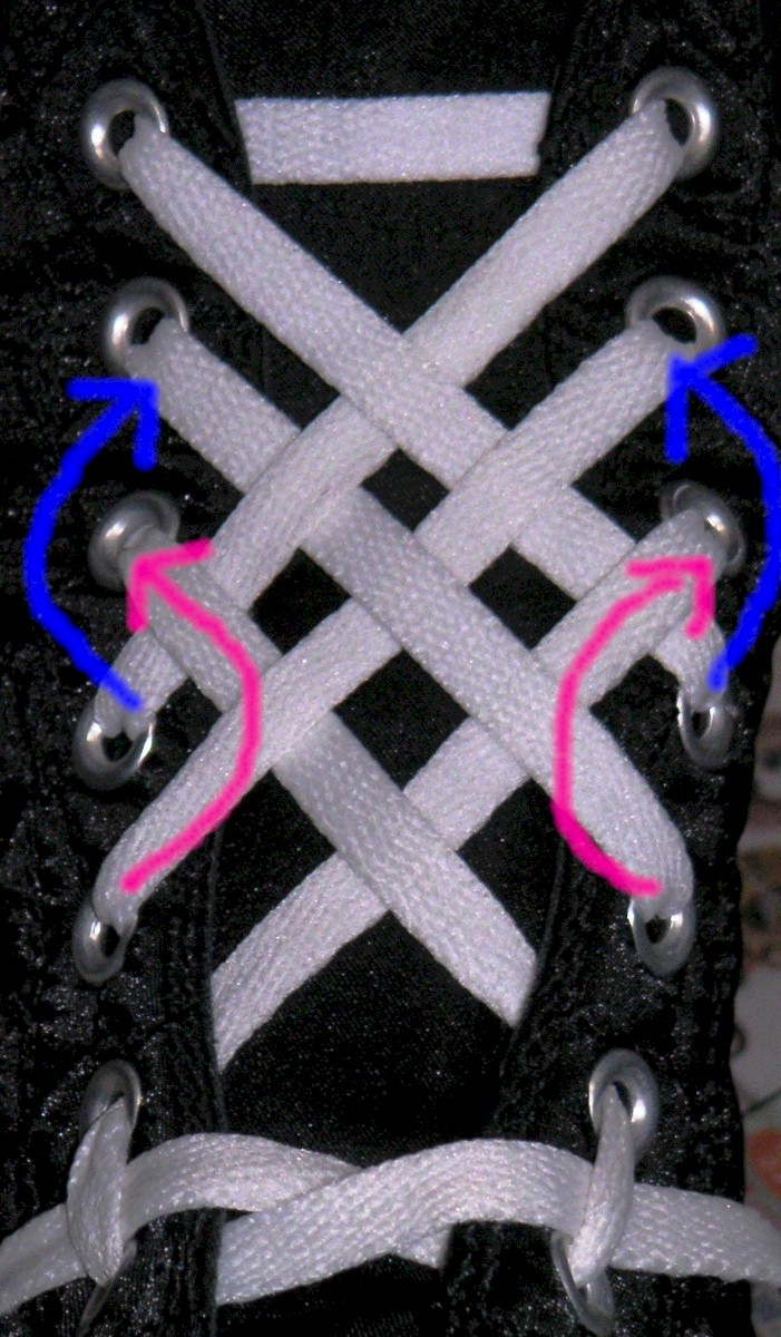 長短両方の長さに対応した格子結び コンバースの靴紐はこう結べ