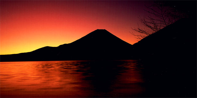 夕日と湖と富士山
