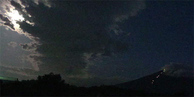 月明かりに映える富士